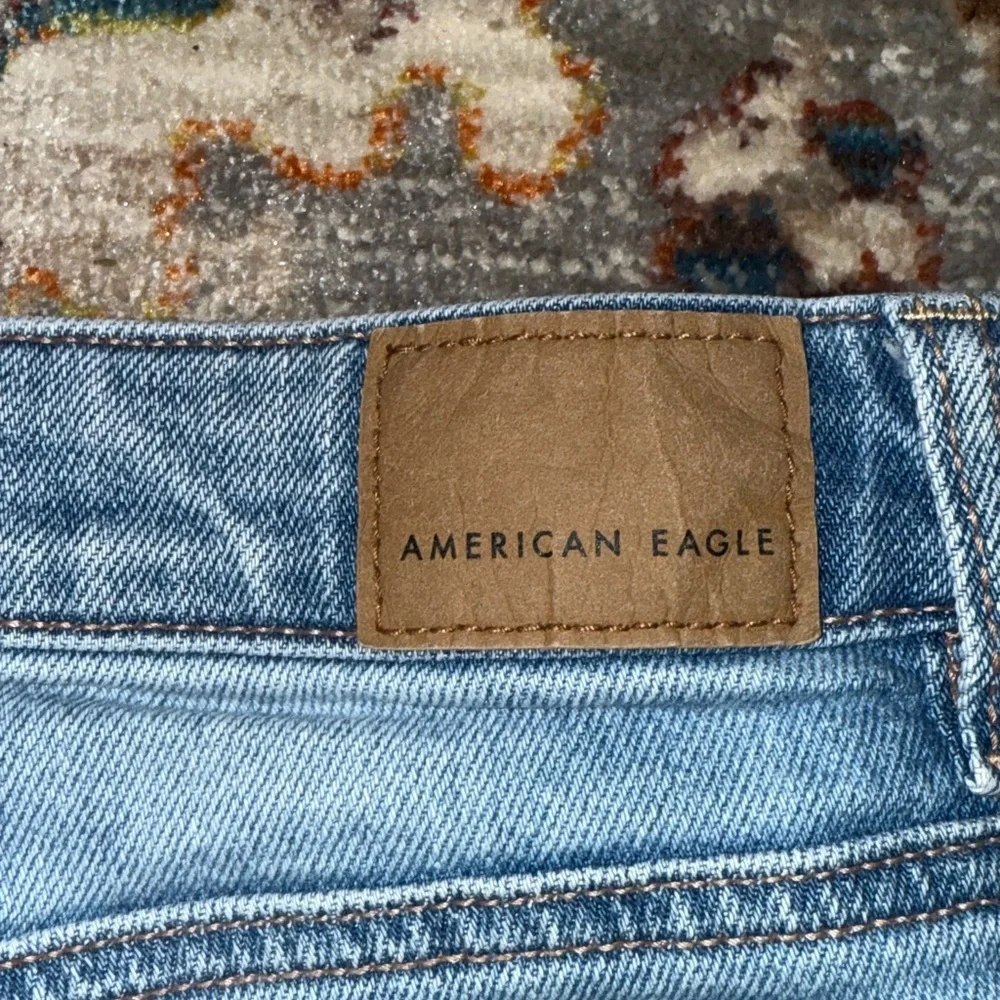 American Eagle Outfitters Blue Mom Jeans Distressed Size 4 Short - Picture 8 of 8